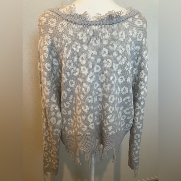 Rue21 Gray and White Leopard V-Neck Sweater - Picture 4 of 4